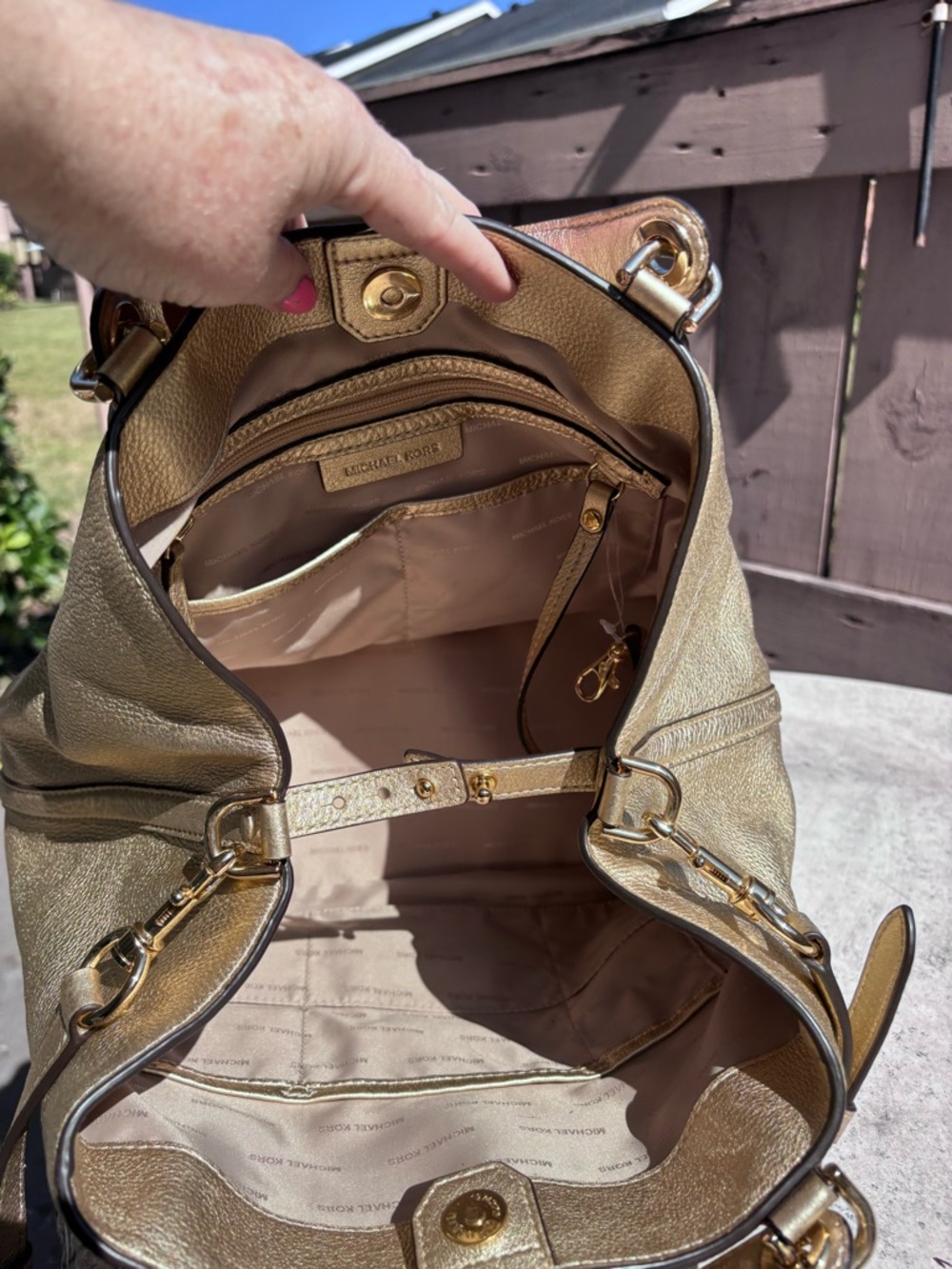 🎉NWT🎉 Metallic Gold Leather Tote Bag with Tassel - Picture 10 of 15
